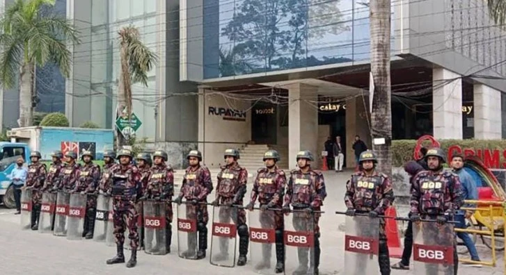 এভারকেয়ারের সামনে কড়া নিরাপত্তা, ভীড় বাড়ছে নেতাকর্মীদের